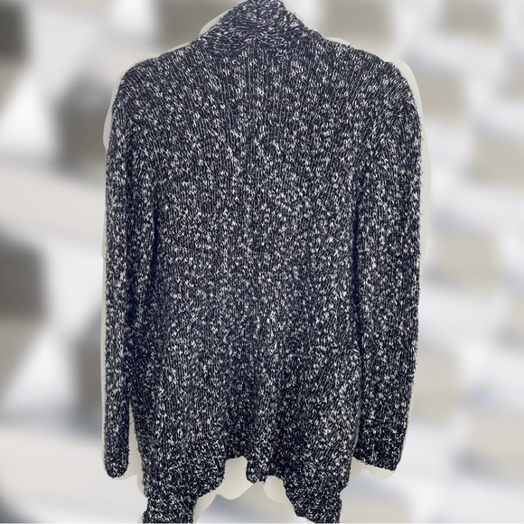 Forever 21 Women’s Black & White Tight Knit Long Sleeve Cardigan Sweater - Picture 2 of 3